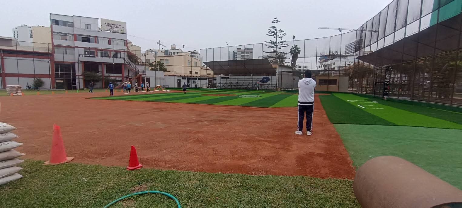 Construcción de campo deportivo de arcilla y césped