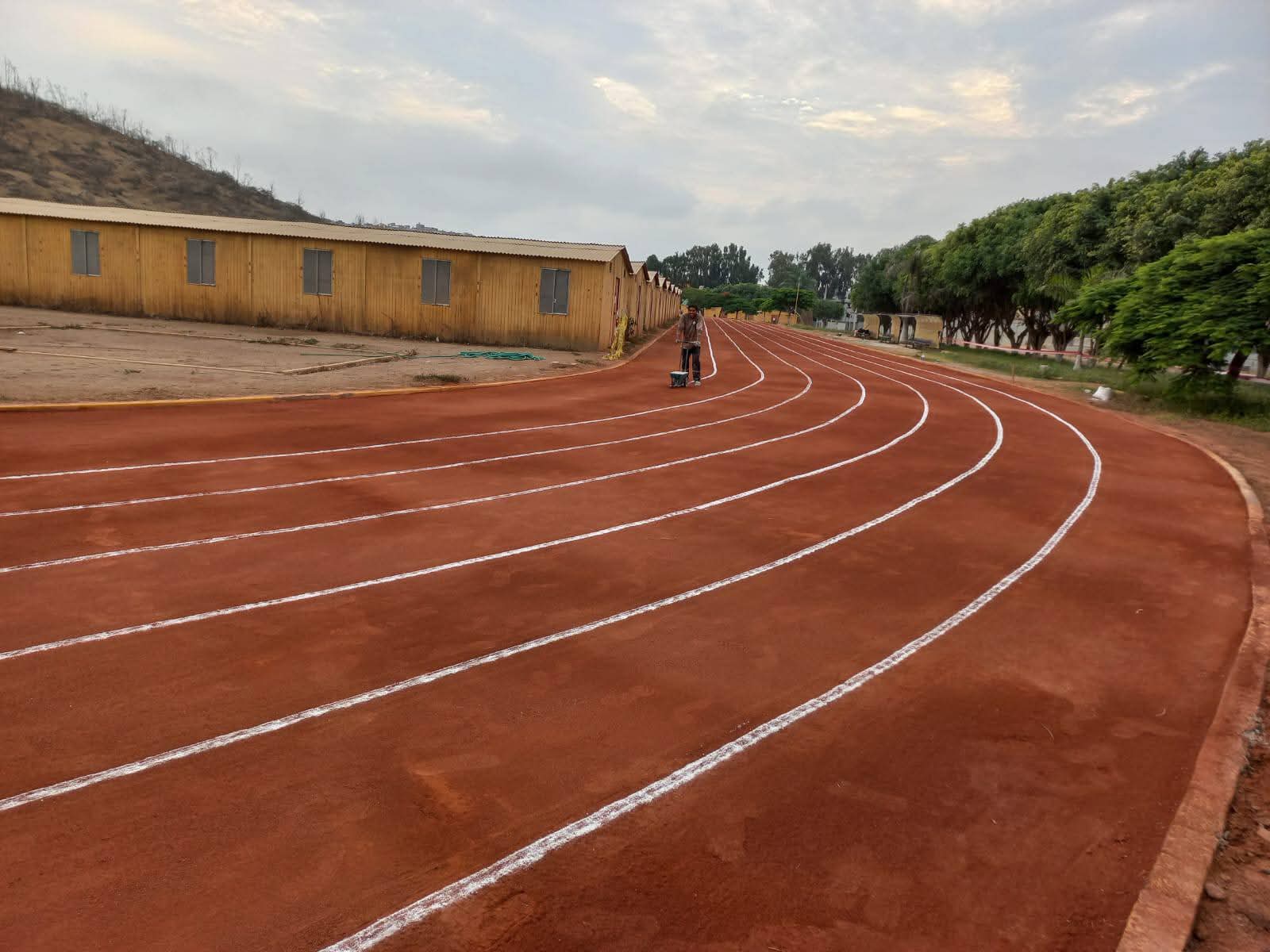 Cancha de tenis de arcilla con net y postes